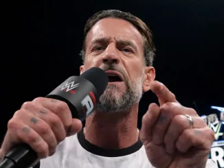 CM Punk zeigt während seiner Rede auf die Kamera