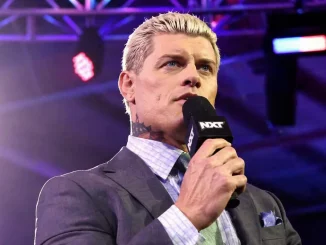 Cody Rhodes spricht ins WWE NXT Mikrofon
