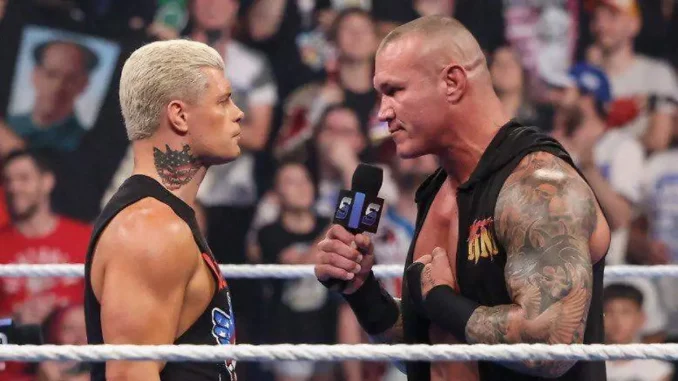Randy Orton teilt Cody Rhodes etwas im Ring mit