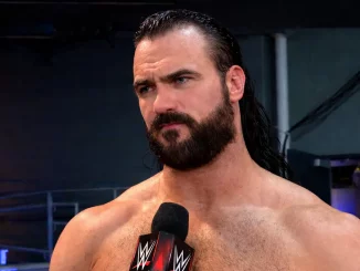 Drew McIntyre am WWE Mikrofon im Backstagebereich