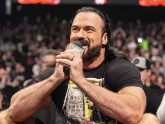 Drew McIntyre sitzt und schaut in Richtung Ring