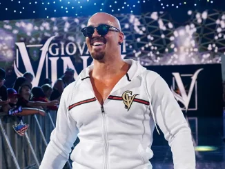 Giovanni Vinci begibt sich lachend zum Ring