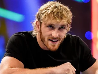Logan Paul blickt in Richtung Ring und lächelt