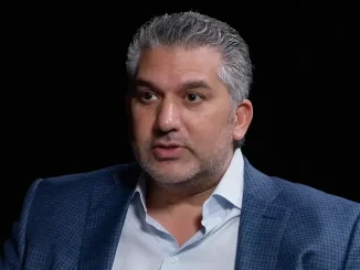 Nick Khan führt ein Gespräch
