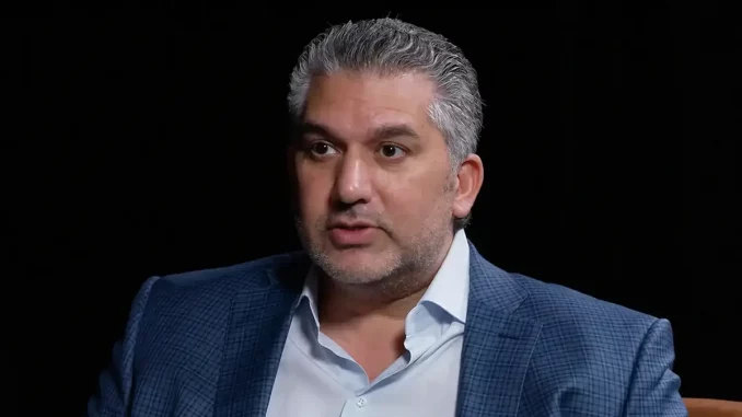 Nick Khan führt ein Gespräch