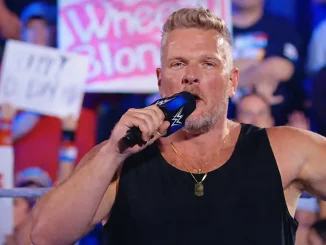 Pat McAfee hält eine Promo im Ring