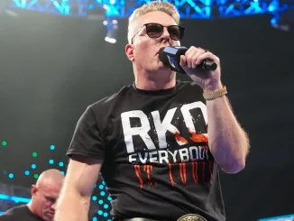 Pat McAfee steht mit einem Mikrofon im Ring und hält eine Rede