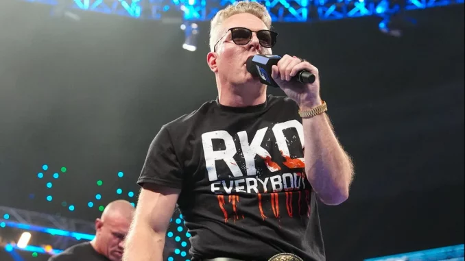 Pat McAfee steht mit einem Mikrofon im Ring und hält eine Rede