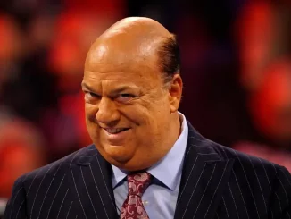 Paul Heyman lächelt direkt in die Kamera