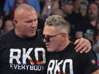 Randy Orton legt freundschaftlich die Hand auf Pat McAfees Schulter