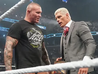 Randy Orton und Cody Rhodes stehen sich nebeneinander im Ring gegenüber