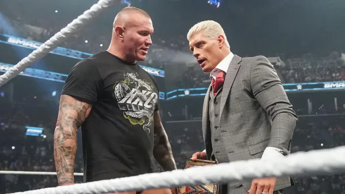 Randy Orton und Cody Rhodes stehen sich nebeneinander im Ring gegenüber