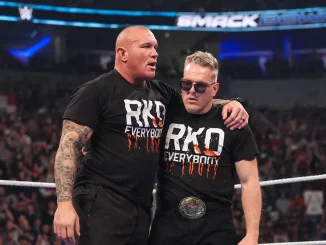 Randy Orton und Pat McAfee stehen gemeinsam im Ring