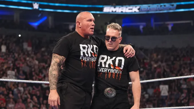 Randy Orton und Pat McAfee stehen gemeinsam im Ring