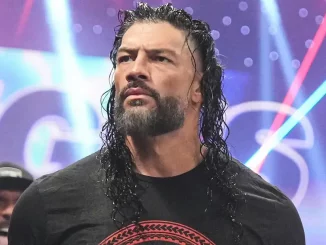 Roman Reigns mit angespanntem Gesichtsausdruck