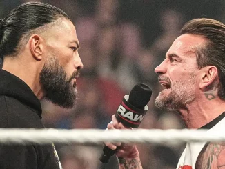 CM Punk steht Roman Reigns gegenüber und teilt ihm etwas mit