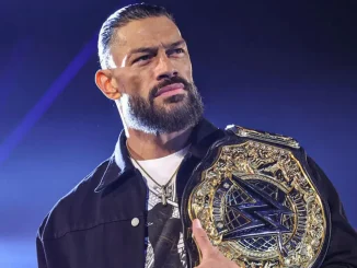 Roman Reigns trägt den WWE World Heavyweight Champion Belt