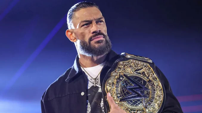 Roman Reigns trägt den WWE World Heavyweight Champion Belt