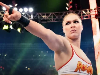 Ronda Rousey zeigt mit dem Finger auf ihre Gegnerin in der Ferne