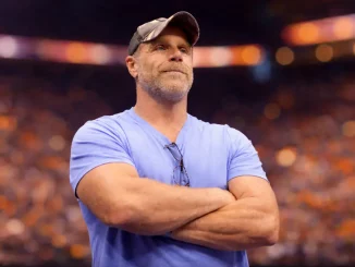 Shawn Michaels blickt zufrieden ins Publikum