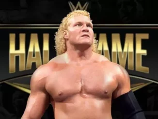Sid Justice vor dem WWE Hall of Fame Logo