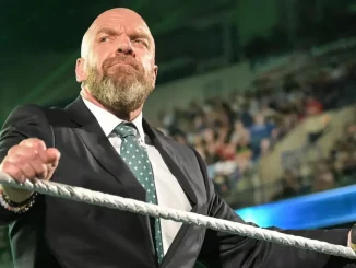 Triple H steht direkt am Ringseil