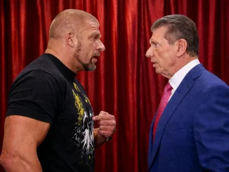 Triple H und Vince McMahon stehen sich gegenüber
