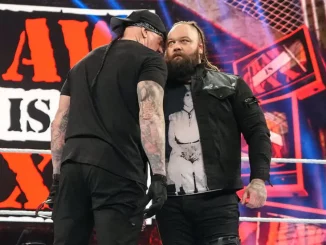 Undertaker flüstert Bray Wyatt etwas ins Ohr