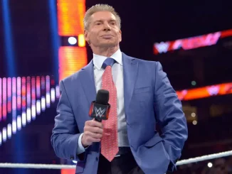 Vince McMahon steht im Ring und hält ein Mikrofon in der Hand