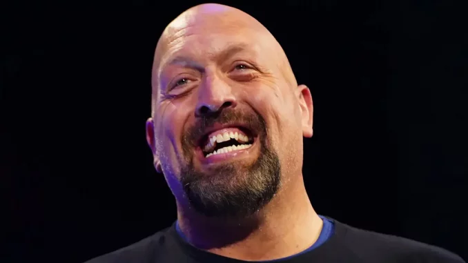 Paul Wight lacht