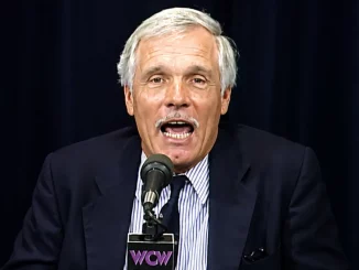 Ted Turner am WCW Mikrofon