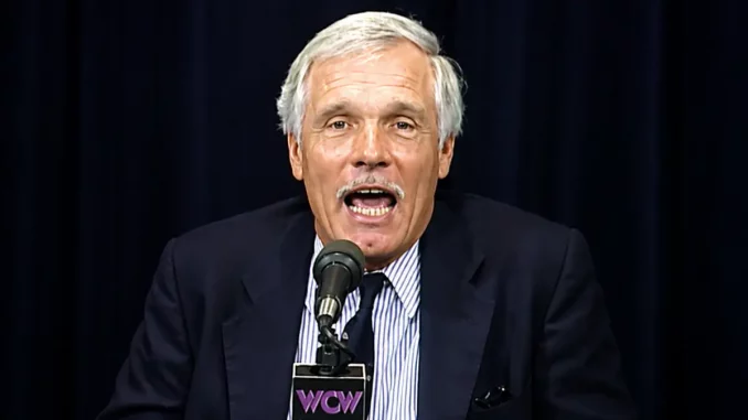 Ted Turner am WCW Mikrofon