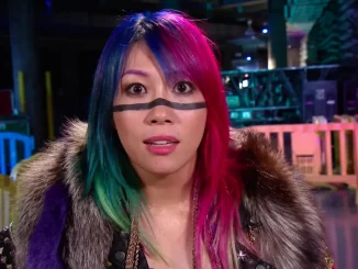 Asuka schaut überrascht