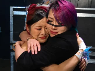 Asuka umarmt Iyo Sky im Backstagebereich