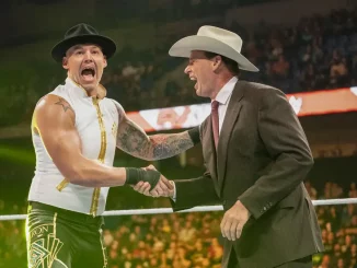 Baron Corbin reicht JBL lächelnd die Hände