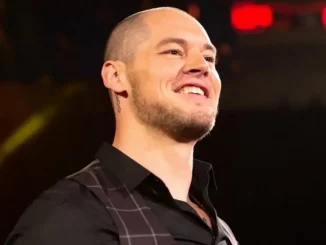 Baron Corbin steht auf der Stage und lächelt