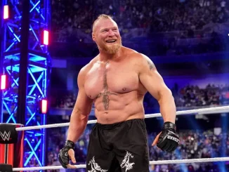 Brock Lesnar steht lächelnd im Ring