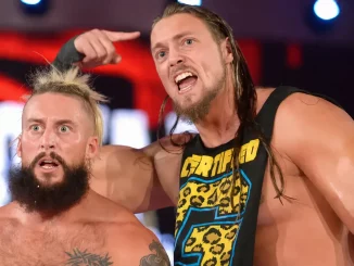 Enzo Amore und Big Cass blicken zum Ring