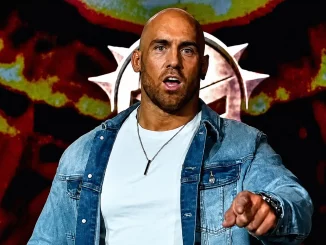 Fabian Aichner steht auf der Wrestling-Stage und zeigt mit dem Finger in Richtung Ring