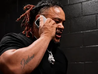 Jacob Fatu telefoniert im Backstagebereich