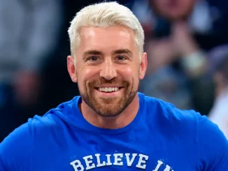 Joe Hendry grinst in die Führungskamera