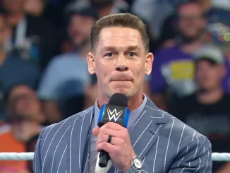 John Cena steht mit einem WWE‑Mikrofon für eine Ankündigung im Ring