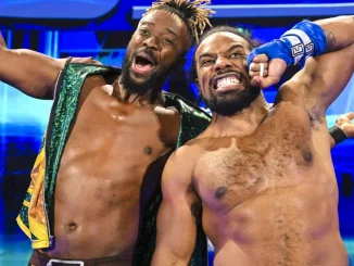 Kofi Kingston und Xavier Woods stehen auf der Bühne