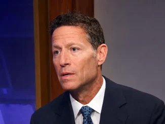 Mark Shapiro macht sich während des Interviews Gedanken