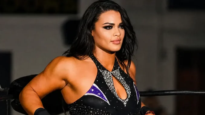 Nikki Blackheart steht im Ring