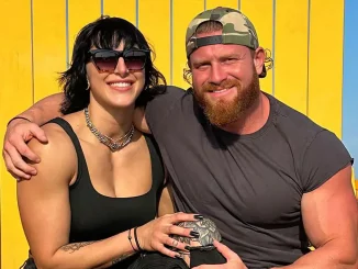 Buddy Matthews umarmt Rhea Ripley