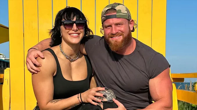 Buddy Matthews umarmt Rhea Ripley
