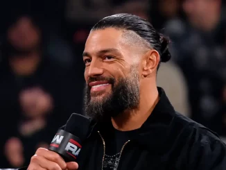 Roman Reigns lächelt am WWE RAW Mikrofon