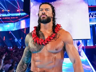 Roman Reigns schreitet mit der Ula Fala um den Hals zum Ring