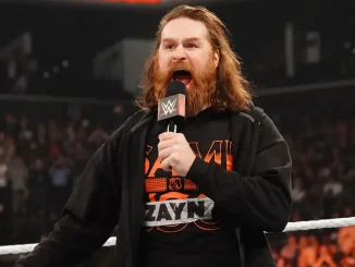 Sami Zayn spricht voller Verärgerung ins WWE‑Mikrofon
